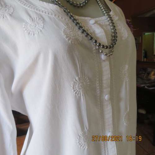 Amazing white embroidered  button down top in 100% cotton.By MERIEN HALL size 42/18.As new.