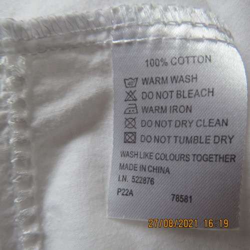 Amazing white embroidered  button down top in 100% cotton.By MERIEN HALL size 42/18.As new.