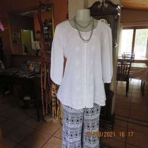 Amazing white embroidered  button down top in 100% cotton.By MERIEN HALL size 42/18.As new.