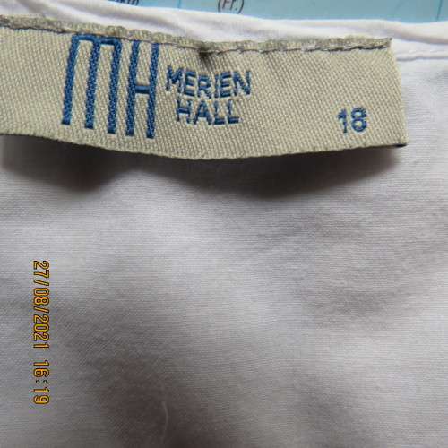 Amazing white embroidered  button down top in 100% cotton.By MERIEN HALL size 42/18.As new.