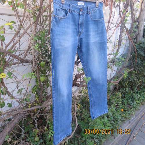 Men`s RE straight legged jeans size 38. Inside leg 84 cm. Durable polycotton denim fabric. Good cond