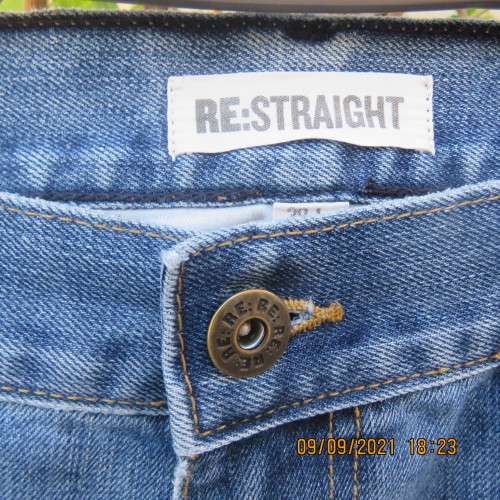 Men`s RE straight legged jeans size 38. Inside leg 84 cm. Durable polycotton denim fabric. Good cond