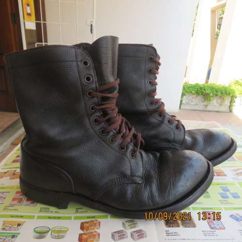 Pair SADF brown genuine leather army boots size 10 by BAGSHAW issued 1993.Army size 285.Good cond.