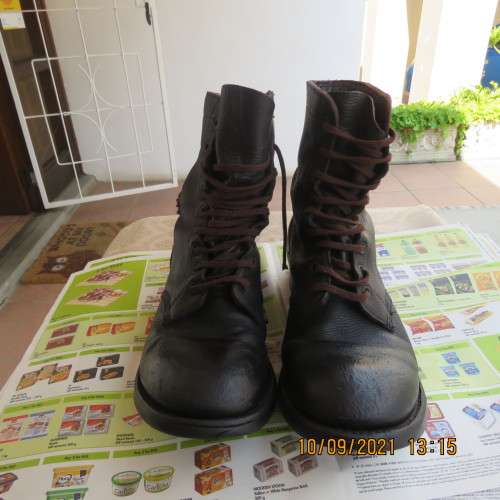 Pair SADF brown genuine leather army boots size 10 by BAGSHAW issued 1993.Army size 285.Good cond.