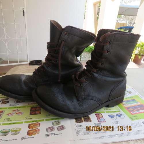 Pair SADF brown genuine leather army boots size 10 by BAGSHAW issued 1993.Army size 285.Good cond.