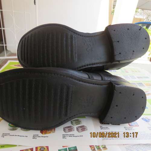 Pair SADF brown genuine leather army boots size 10 by BAGSHAW issued 1993.Army size 285.Good cond.