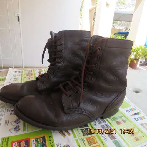 Pair SADF brown genuine leather army boots size 10 issued 2005 by DWS. Army size 285.Good condition.