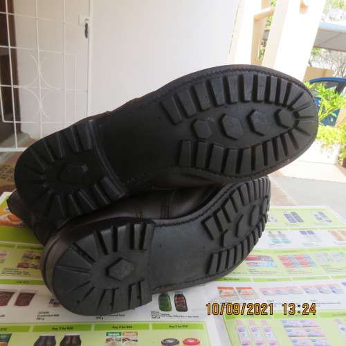 Pair SADF brown genuine leather army boots size 10 issued 2005 by DWS. Army size 285.Good condition.