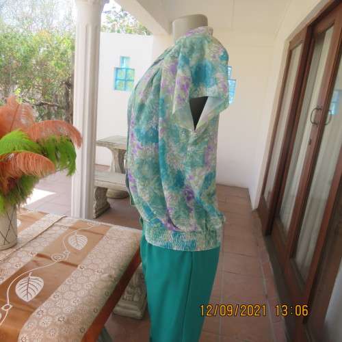 Get noticed in this vintage TORI FASHION`S colourful top in size 36/12. Button down front. New cond.