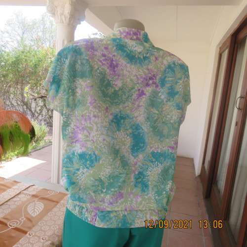 Get noticed in this vintage TORI FASHION`S colourful top in size 36/12. Button down front. New cond.