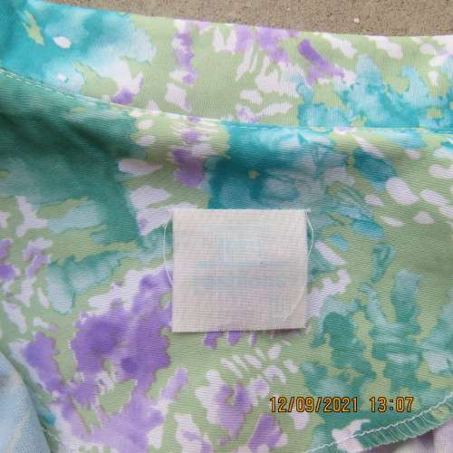 Get noticed in this vintage TORI FASHION`S colourful top in size 36/12. Button down front. New cond.