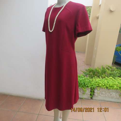 High class maroon vintage TAVETTA dress. From late 70`s in pure new wool. Size 42-44. Very good cond