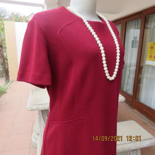 High class maroon vintage TAVETTA dress. From late 70`s in pure new wool. Size 42-44. Very good cond