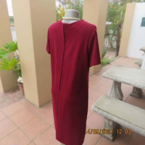 High class maroon vintage TAVETTA dress. From late 70`s in pure new wool. Size 42-44. Very good cond