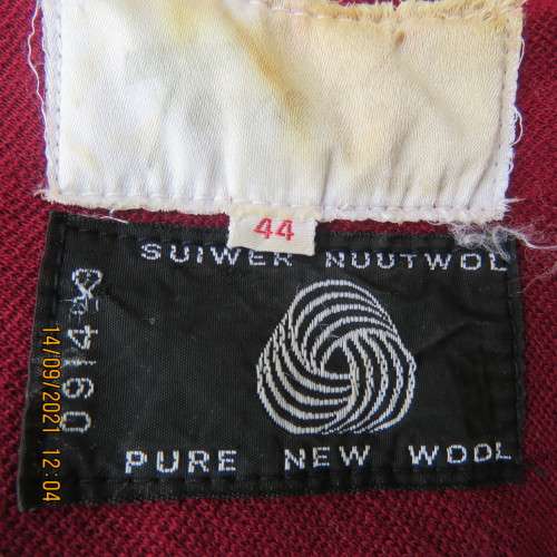 High class maroon vintage TAVETTA dress. From late 70`s in pure new wool. Size 42-44. Very good cond