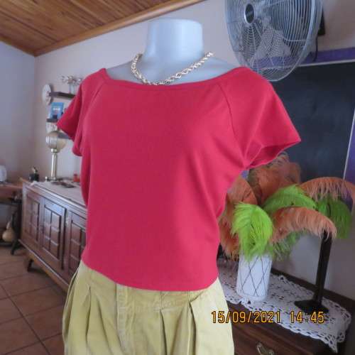 Cute litte red cropped ribbed stretch polyester top. By FASHION EXPRESS in size 38/14. New condition