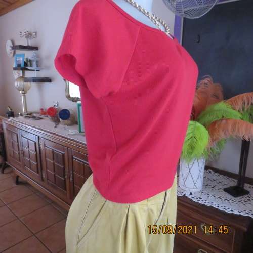 Cute litte red cropped ribbed stretch polyester top. By FASHION EXPRESS in size 38/14. New condition