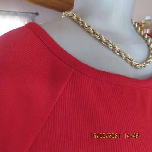 Cute litte red cropped ribbed stretch polyester top. By FASHION EXPRESS in size 38/14. New condition