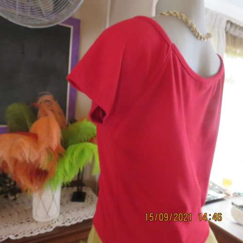 Cute litte red cropped ribbed stretch polyester top. By FASHION EXPRESS in size 38/14. New condition