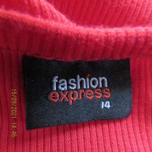 Cute litte red cropped ribbed stretch polyester top. By FASHION EXPRESS in size 38/14. New condition
