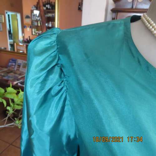 Haute Couture emerald green silk top by ADELE DALLAS ORR in size 36/12. As new.