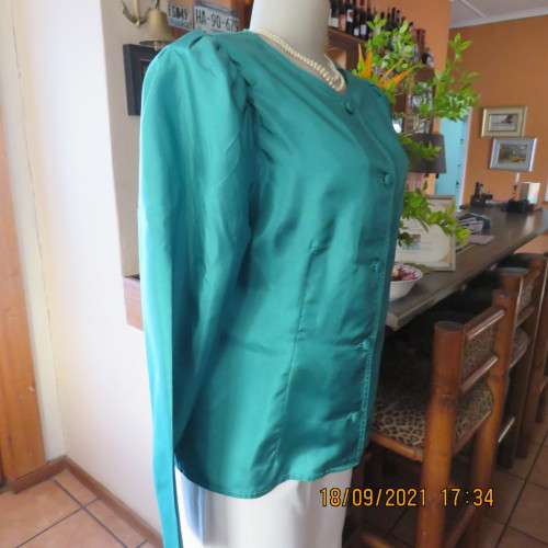 Haute Couture emerald green silk top by ADELE DALLAS ORR in size 36/12. As new.