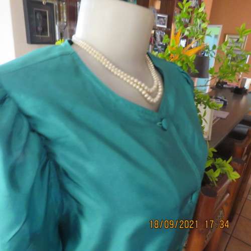 Haute Couture emerald green silk top by ADELE DALLAS ORR in size 36/12. As new.