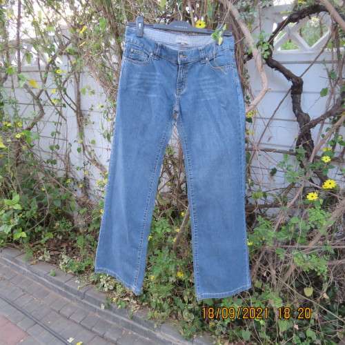 Men`s modern low rise blue jeans size 33. From TEX by MAX AZRIA. Bootcut. In 100% cotton. Good cond