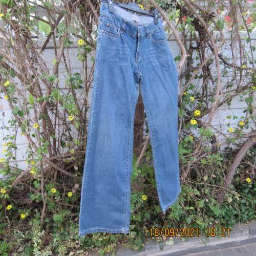 Men`s modern low rise blue jeans size 33. From TEX by MAX AZRIA. Bootcut. In 100% cotton. Good cond