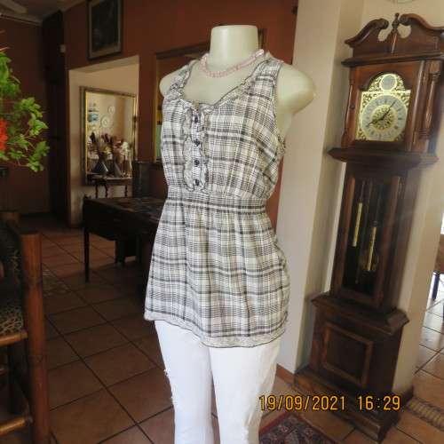 Monochrome check cool sleeveless top size 38/14. Elasticated waist. In polycotton fabric. Good cond.