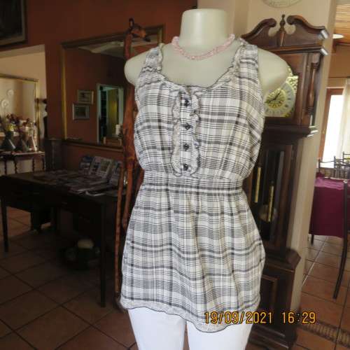 Monochrome check cool sleeveless top size 38/14. Elasticated waist. In polycotton fabric. Good cond.