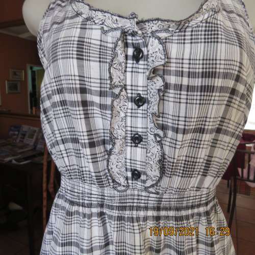 Monochrome check cool sleeveless top size 38/14. Elasticated waist. In polycotton fabric. Good cond.