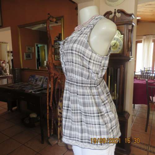 Monochrome check cool sleeveless top size 38/14. Elasticated waist. In polycotton fabric. Good cond.