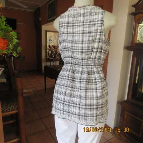 Monochrome check cool sleeveless top size 38/14. Elasticated waist. In polycotton fabric. Good cond.