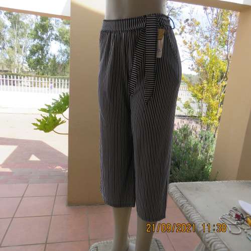 New black+white vertical striped straight legged cropped pants. Size 34/10 by THAITING from Thailand