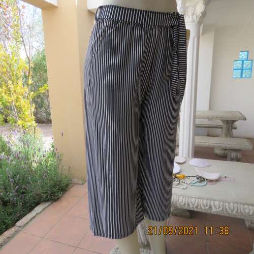 New black+white vertical striped straight legged cropped pants. Size 34/10 by THAITING from Thailand