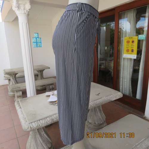 New black+white vertical striped straight legged cropped pants. Size 34/10 by THAITING from Thailand