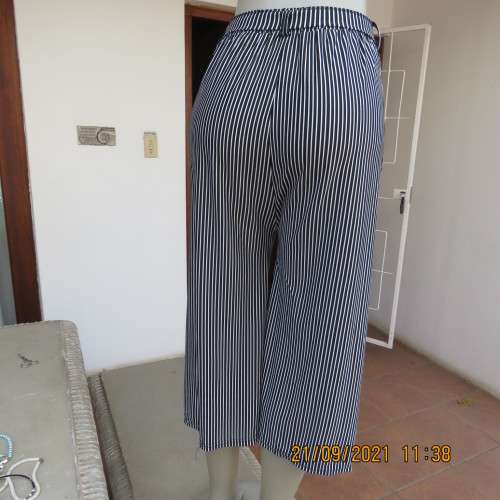 New black+white vertical striped straight legged cropped pants. Size 34/10 by THAITING from Thailand