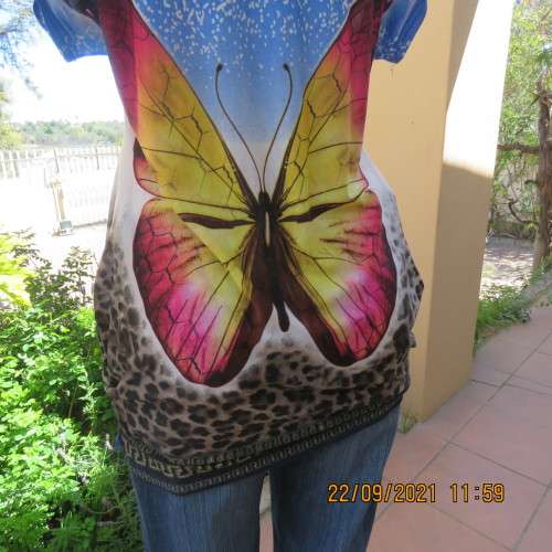 Casual long skyblue top by D C in size 38/14. Gathered at sides. In stretch polycotton. Good cond.