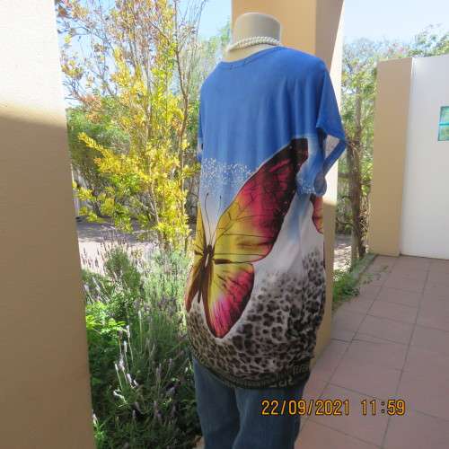 Casual long skyblue top by D C in size 38/14. Gathered at sides. In stretch polycotton. Good cond.