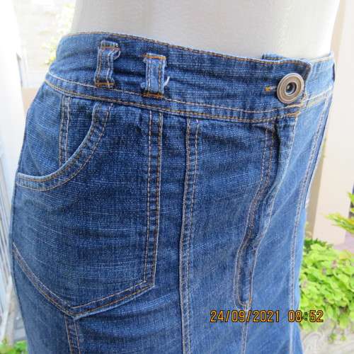As new knee length denim skirt with 10 panels size 38/14. Zip on front. In polycotton stretch fabric