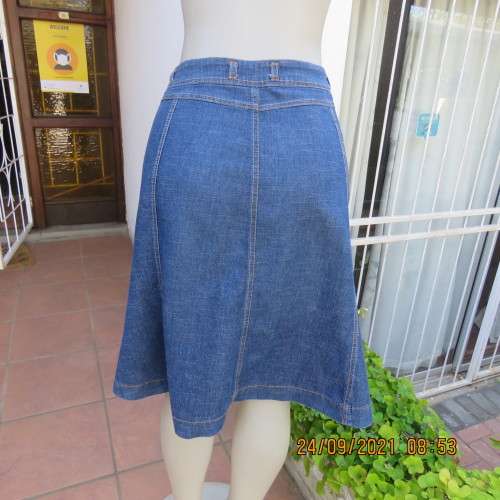 As new knee length denim skirt with 10 panels size 38/14. Zip on front. In polycotton stretch fabric