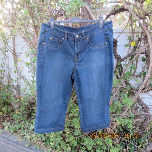 Comfy blue denim cropped pants in polycotton stretch size 42/18 by INSYNC.With pockets.Good cond.