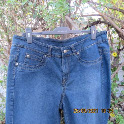 Comfy blue denim cropped pants in polycotton stretch size 42/18 by INSYNC.With pockets.Good cond.