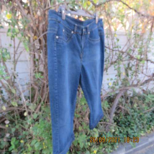 Comfy blue denim cropped pants in polycotton stretch size 42/18 by INSYNC.With pockets.Good cond.