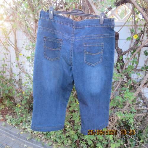 Comfy blue denim cropped pants in polycotton stretch size 42/18 by INSYNC.With pockets.Good cond.