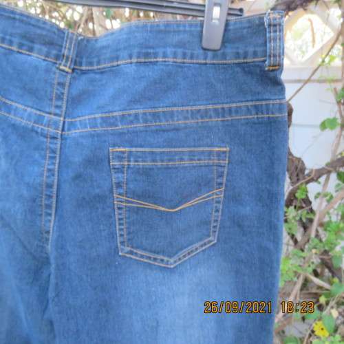 Comfy blue denim cropped pants in polycotton stretch size 42/18 by INSYNC.With pockets.Good cond.