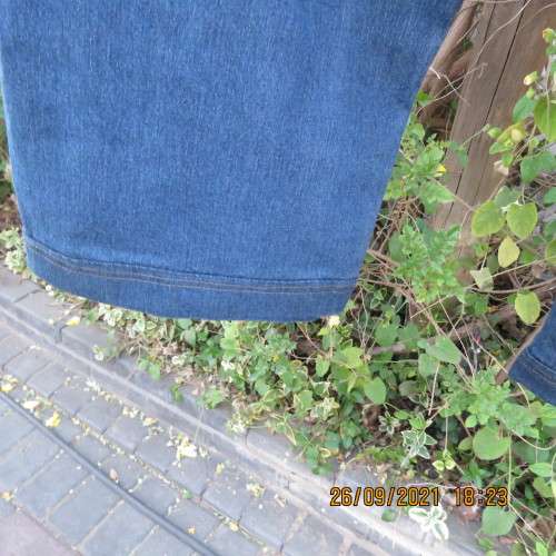 Comfy blue denim cropped pants in polycotton stretch size 42/18 by INSYNC.With pockets.Good cond.