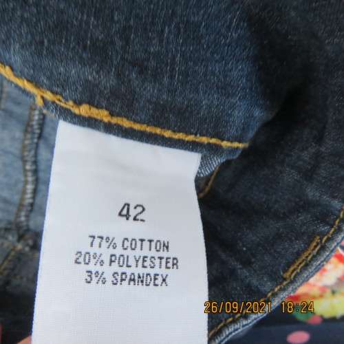 Comfy blue denim cropped pants in polycotton stretch size 42/18 by INSYNC.With pockets.Good cond.