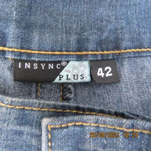 Comfy blue denim cropped pants in polycotton stretch size 42/18 by INSYNC.With pockets.Good cond.